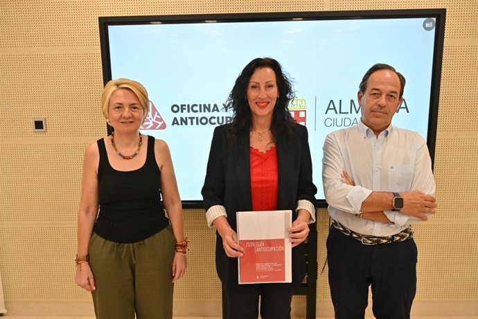 La alcaldesa de Almería, María del Mar Vázquez, acompañada por la concejala de Urbanismo, Vivienda y Fiestas Mayores, Eloísa Cabrera, y por el gerente de la Empresa Municipal de la Vivienda ‘Almería XXI’, Pedro Gómez Calvache.
