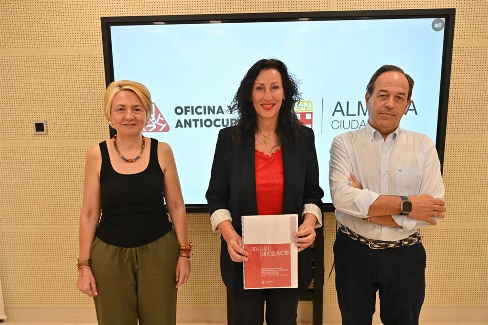 La alcaldesa de Almería, María del Mar Vázquez, acompañada por la concejala de Urbanismo, Vivienda y Fiestas Mayores, Eloísa Cabrera, y por el gerente de la Empresa Municipal de la Vivienda ‘Almería XXI’, Pedro Gómez Calvache.