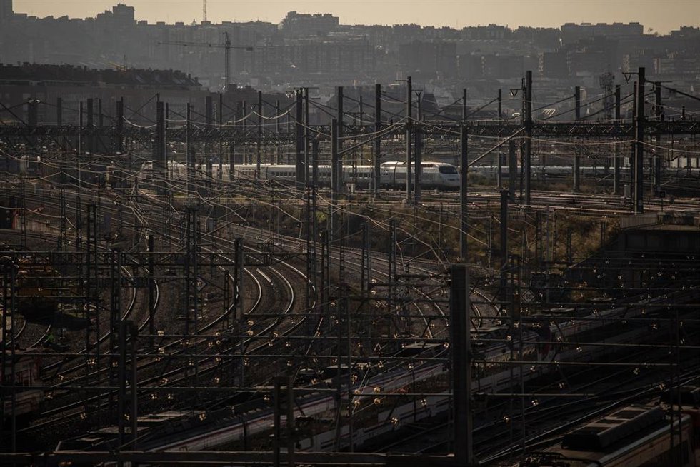 Archivo - Vista general de las vías de la estación de Atocha-Almudena Grandes, a 26 de marzo de 2025, en Madrid (España).
