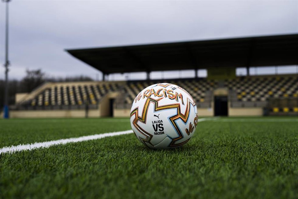 Archivo - Balón de Puma y LaLiga de VS Racism, creado por SUSO33.