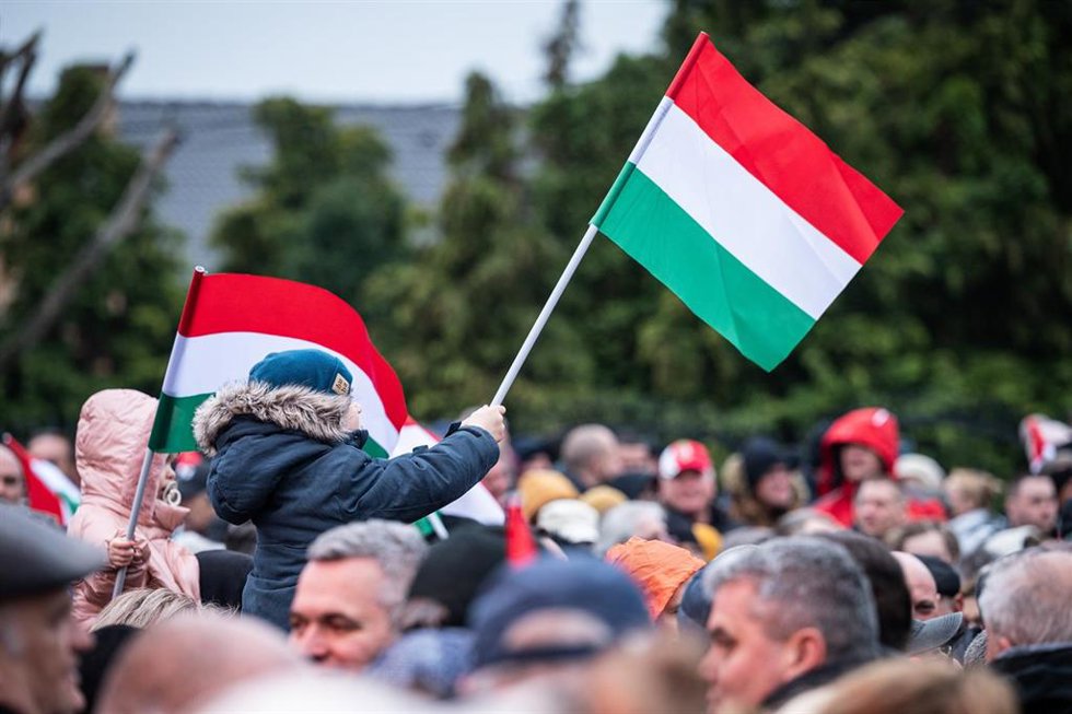 Archivo - Un niño pequeño agita una bandera húngara durante el discurso del primer ministro húngaro, Viktor Orbán, en la localidad de Ocsa, en el centro de Hungría. 