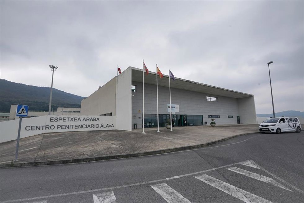 Archivo - Entrada del centro penitenciario Álava