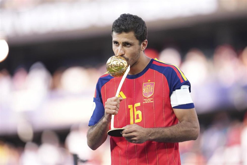Rodri Hernández, elegido Balón de Oro del Mundial 2026, con la selección española.