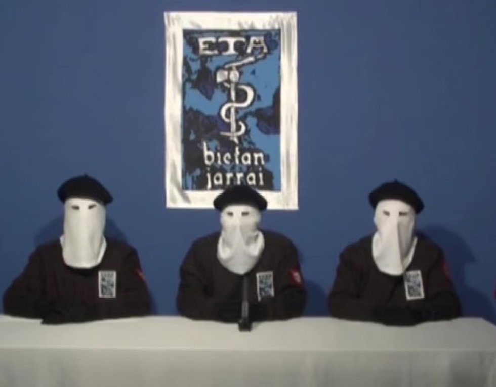 Dirigentes de ETA encapuchados durante una comparecencia