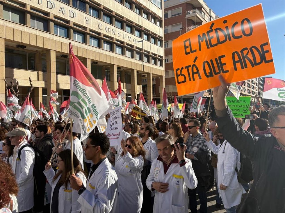 Archivo - Imagen de archivo de una manifestación de médicos contra el Estatuto Marco