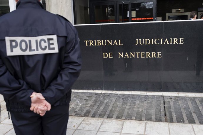 Archivo - November 30, 2024, Nanterre, France, France: Nanterre, France November 30, 2024 - A policeman guards the entrance to the Nanterre courthouse..TRIBUNAL JUDICIAIRE DE NANTERRE, ILLUSTRATION, GENERIQUE, JUSTICE, LOI, POLICIER, JUGEMENT, JUSTICIABLE