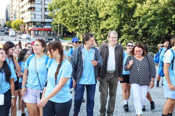 Jóvenes participantes en el programa Conecta con Galicia en el Camino han participado en la primera etapa del recorrido que realizan por distintas rutas jacobeas, acompañados por el secretario xeral da Emigración, Antonio Rodríguez Miranda