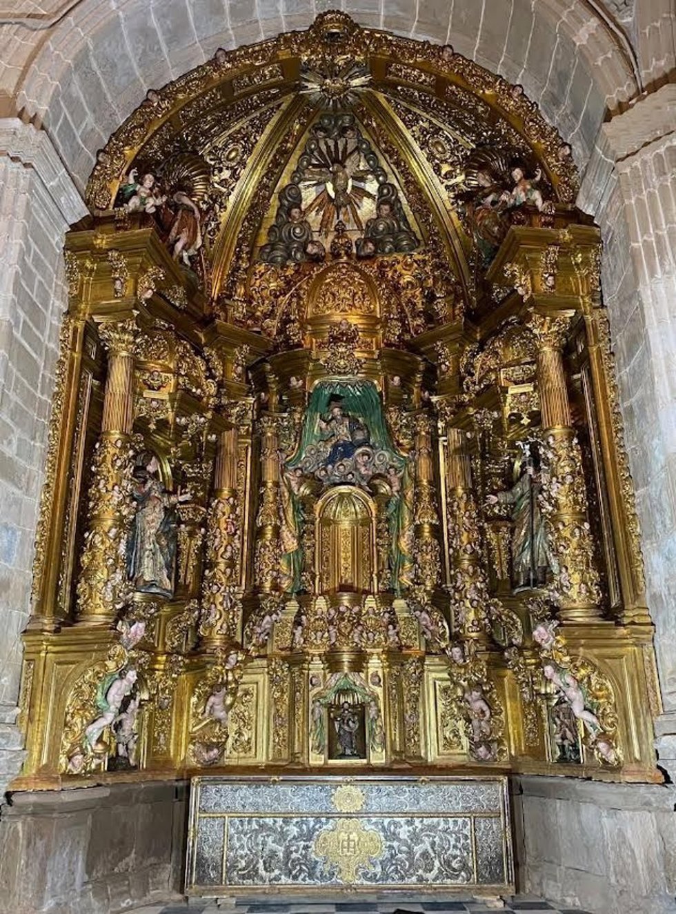 La restauración del retablo de la Capilla del Niño Jesús de la Catedral de Calahorra entra en su última fase