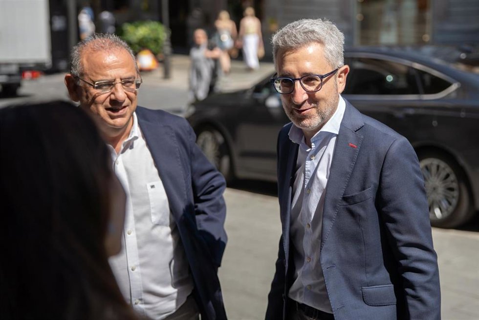 El ministro de Hacienda, Arcadi España (d), llega a la celebración de la reunión institucional y sindical, a 8 de julio de 2026, en Palma de Mallorca, Illes Balears (España). 