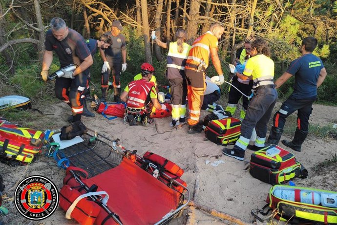 Policía de Piélagos, Bomberos de Santander reaniman a un francés de 70 años que sufrió un infarto en los pinares de Liencres