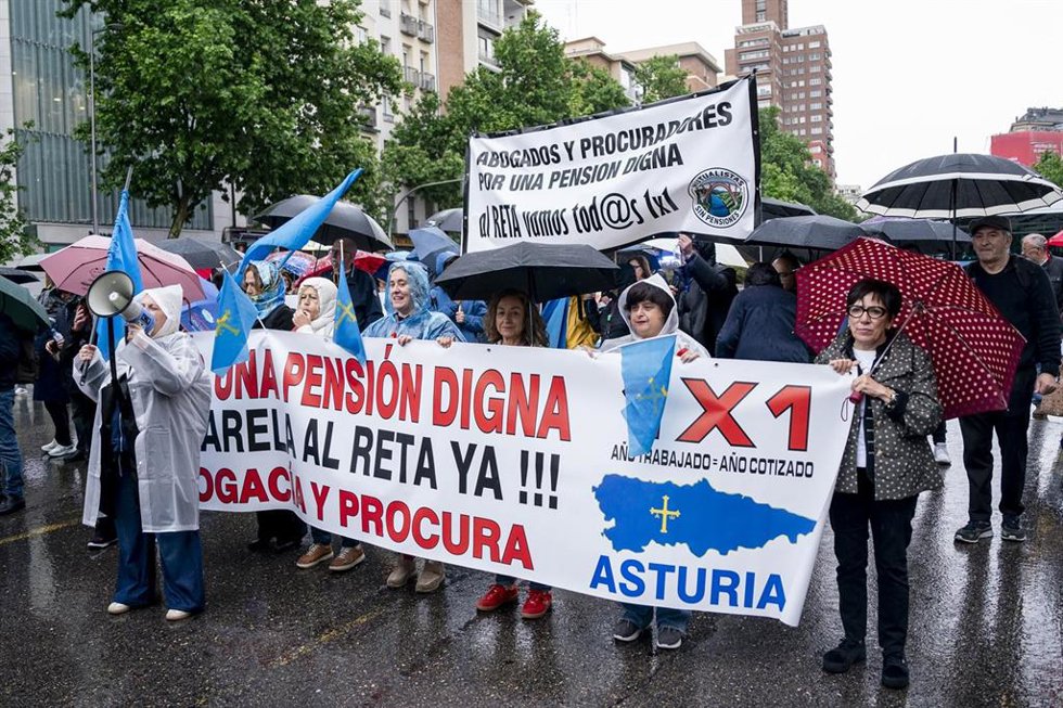 Archivo - Varias personas durante una manifestación, a 8 de mayo de 2026, en Madrid (España). 