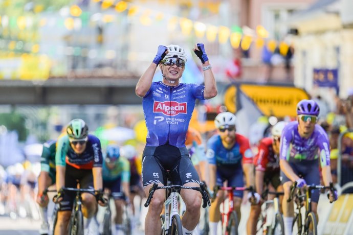El ciclista belga Jasper Philipsen (Alpecin-Premier Tech) ha ganado este miércoles la decimoséptima etapa del Tour de Francia 2026, disputada entre Chambéry y Voiron sobre 174,7 kilómetros