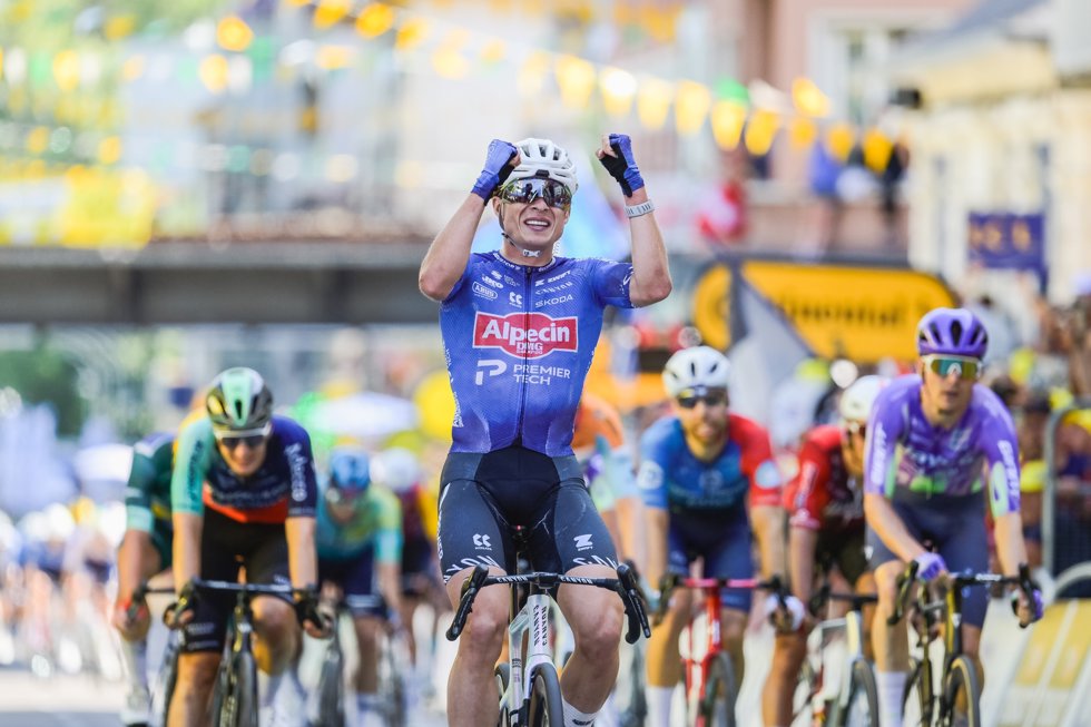El ciclista belga Jasper Philipsen (Alpecin-Premier Tech) ha ganado este miércoles la decimoséptima etapa del Tour de Francia 2026, disputada entre Chambéry y Voiron sobre 174,7 kilómetros