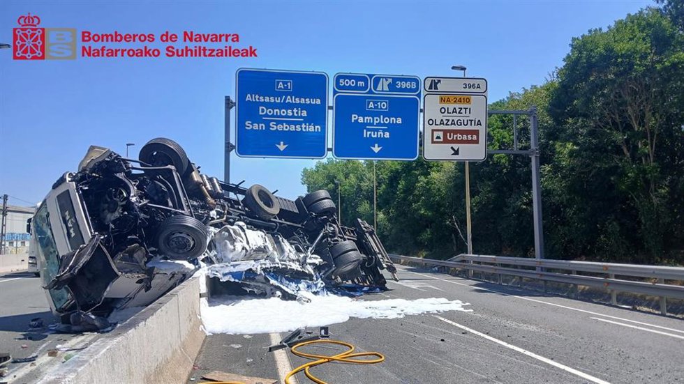 Herido leve un camionero en una salida de vía con vuelco en la A-1 en Olazagutía.