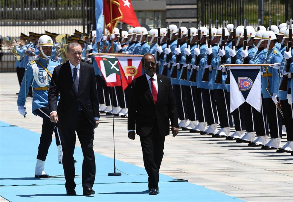 Archivo - El presidente turco, Recep Tayyip Erdogan, junto al presidente de Somalia, Hassan Mohamud, en Ankara.