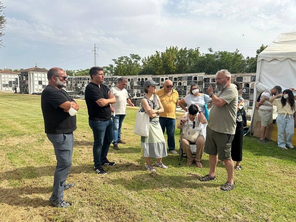 Visita a los trabajos de memoria demorática en el Cementerio de La Soledad de Huelva.