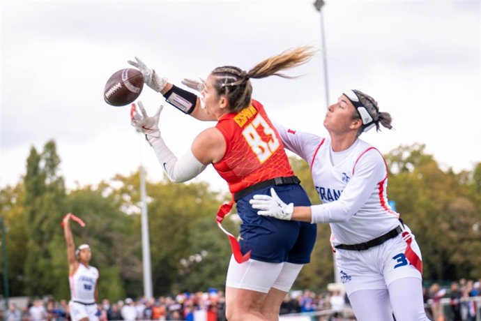 La selección española de flag football femenino disputando un partido.