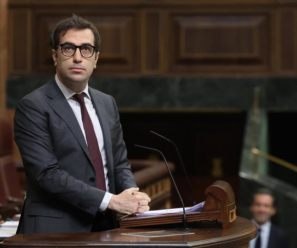 Archivo - El vicepresidente y ministro de Economía, Carlos Cuerpo, durante una sesión de control al Gobierno, en el Congreso de los Diputados, a 10 de junio de 2026, en Madrid (España). 