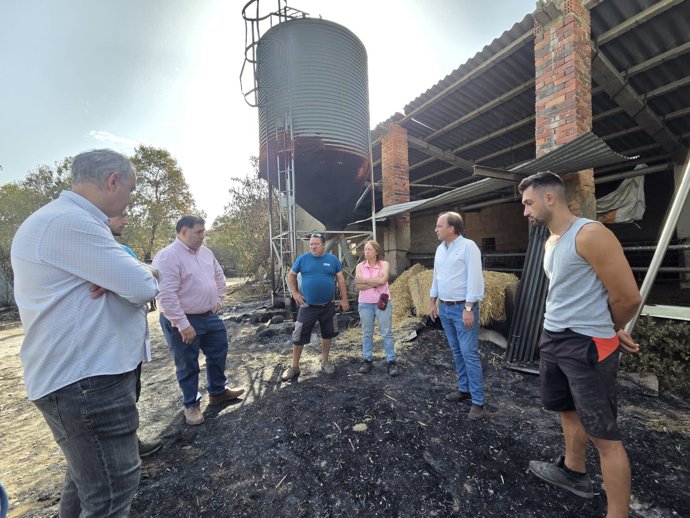 El consejero de Agricultura, Joaquín Pino, en la visita a una explotación afectada por el incendio de Brieva.