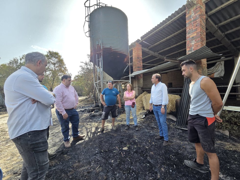 El consejero de Agricultura, Joaquín Pino, en la visita a una explotación afectada por el incendio de Brieva.