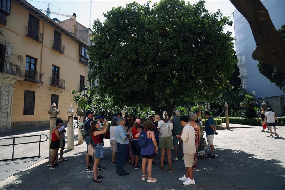 Archivo - Vecinos y visitantes de Málaga bajo los efectos de la segunda ola de calor.