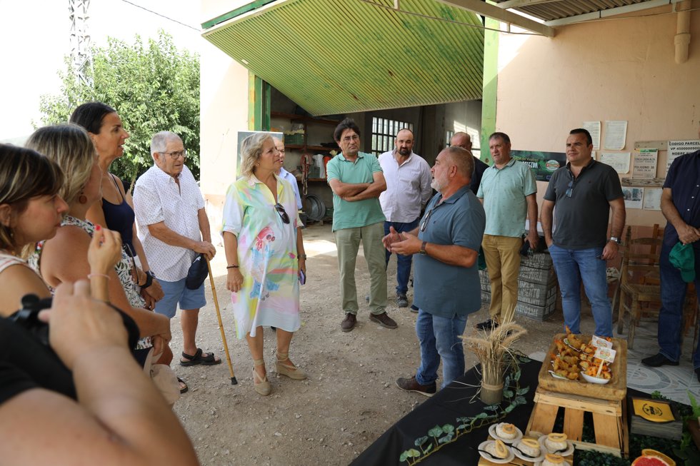 Visita de la directora general de Producción Agrícola y Ganadera de la Conselleria de Agua, Agricultura, Ganadería y Pesca de la Generalitat, Mari Àngels Ramón-Llin