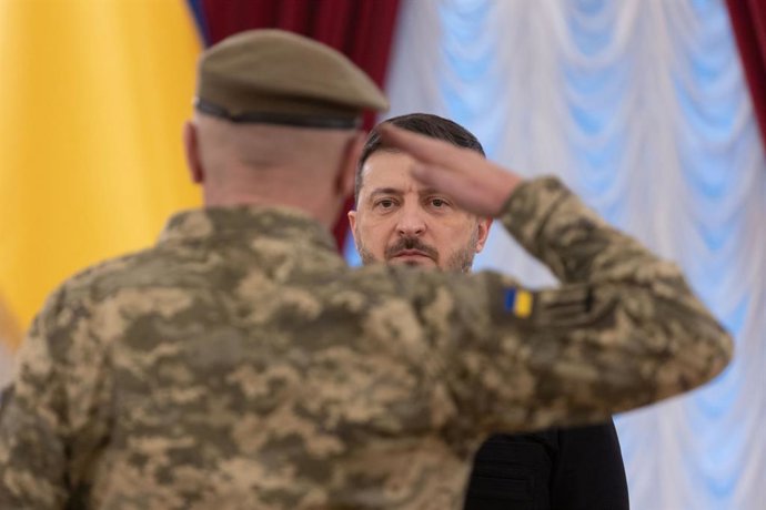 Archivo - November 14, 2025, Kyiv, Kiev Oblast, Ukraine: Ukrainian President Volodymyr Zelenskyy, center, is saluted after awarding a Hero of Ukraine medal to a soldier during an awards ceremony at the Awards Hall of the Mariinsky Palace, November 14, 202