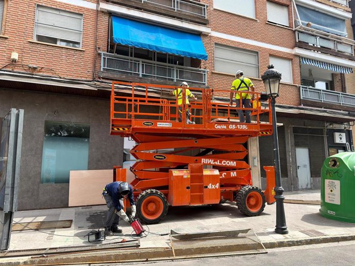 Inicio del montaje de cerramientos y protecciones en la calle Mayor