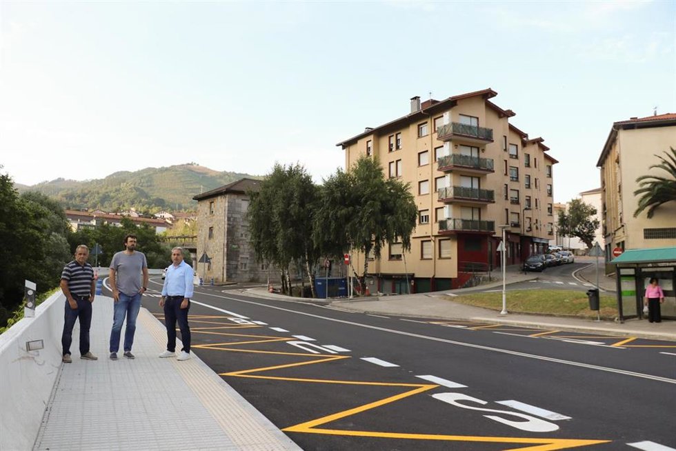 Diputación de Gipuzkoa finaliza las obras de las nuevas paradas de autobús de Azpilgoeta, en Mendaro