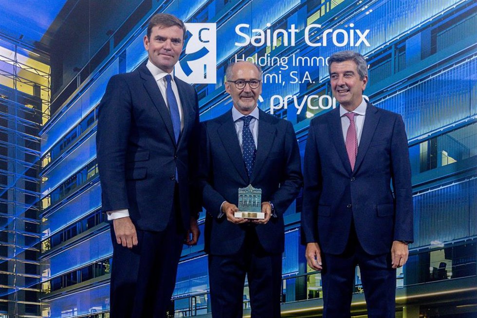 Archivo - El presidente y consejero delegado de Saint Croix Socimi, Marco Colomer (c), y el CEO BME & Head BME Exchanges, Juan Flames (i), durante el tradicional toque de campana en la Bolsa de Madrid por su debut en BME Scaleup