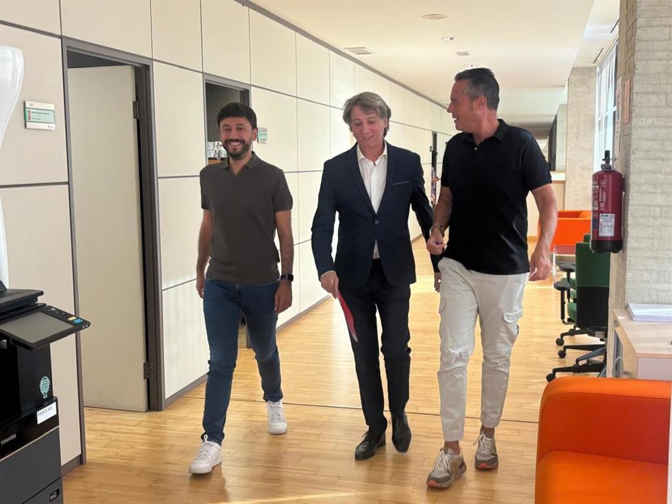 El secretario autonómico del PSOE, Carlos Martínez, en la zona del Grupo Parlamentario Socialista de las Cortes, a 21 de julio de 2026.
