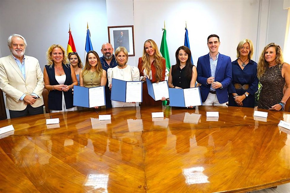 La alcaldesa de Jerez tras firmar la adhesión al programa impulsado por Fundación Alicia Alcocer Koplowitz, FAADA y Nestlé España.