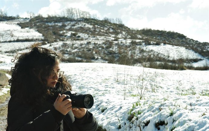La artista leonesa Laura Tabarés estrenará su audiovisual 'Montañas raras' en la Fundación Cerezales Antonio y Cinia.