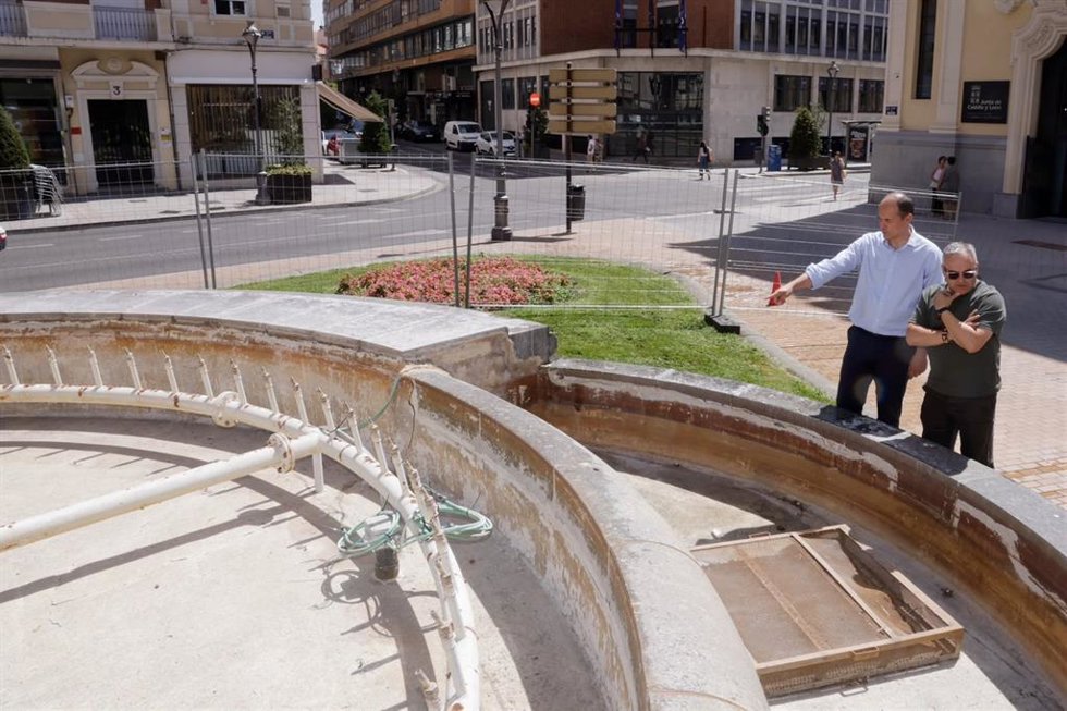 El concejal de Medio Ambiente del Ayuntamiento de Valladolid, Alejandro García Pellitero (izq), en la fuente de la plaza de Madrid.