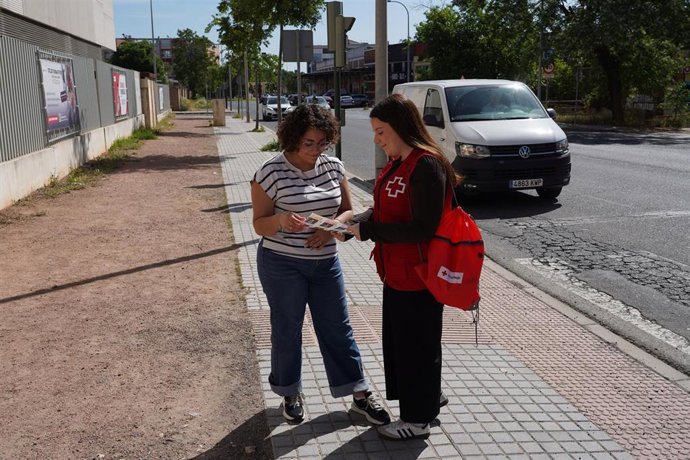 Una voluntaria de Cruz Roja vende boletos del Sorteo de Oro.