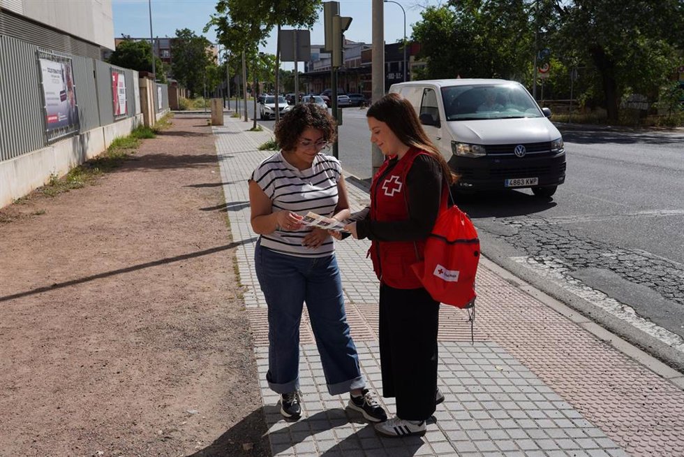 Una voluntaria de Cruz Roja vende boletos del Sorteo de Oro.