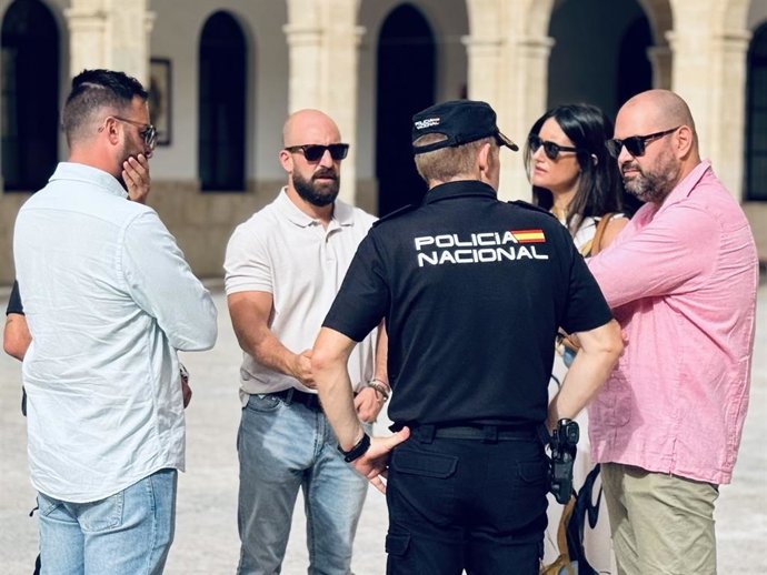 El alcalde de El Puerto antes de los exámenes de oposición para Policía Local.