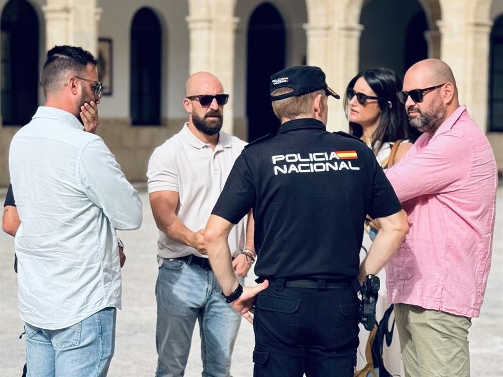El alcalde de El Puerto antes de los exámenes de oposición para Policía Local.
