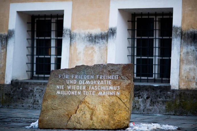 Archivo - Feb. 6, 2015 - Braunau Am Inn, Upper Austria, Austria - A stone outside the house in which Adolf Hitler was born, with the inscription 'For peace, freedom and democracy, never again fascism, millions of dead are a warning', is seen in Braunau am
