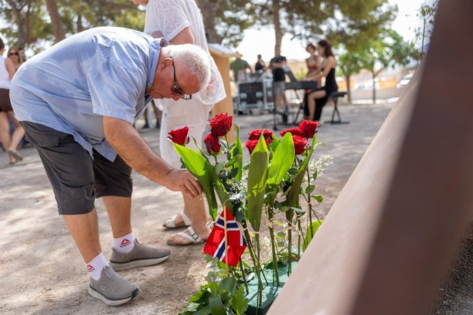 Alfàs del Pi ha commemorat hui el quinzè aniversari dels atemptats perpetrats el 22 de juliol del 2011 a Oslo i a l'illa d'Utoya (Noruega),
