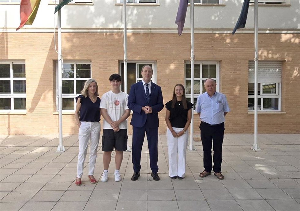 El rector con los estudiantes de mayor nota en la provincia con la PAU