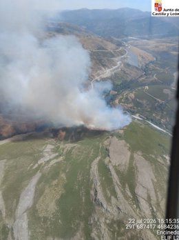 Incendio declarado en La Baña (León) este miércoles.