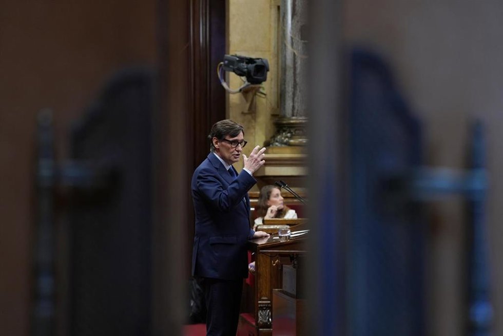 El presidente de la Generalitat, Salvador Illa, comparece en el Parlament para explicar el relevo de la consellera Mònica Martínez Bravo por Raúl Moreno al frente del Departamento de Derechos Sociales e Inclusión