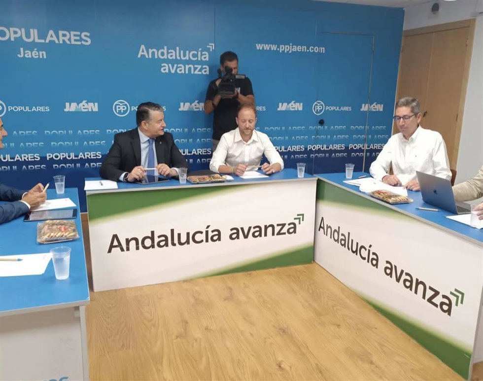 El presidente de JM+, Juanma Camacho, junto a el presidente del PP en Jaén, Erik Domínguez, y el vicepresidente primero y consejero de Presidencia, Sanidad y Emergencias de la Junta de Andalucía, Antonio Sanz.
