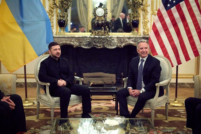 Archivo - Arquivo - FOTO DE DIVULGAÇÃO - 6 de janeiro de 2026, França, Paris: O presidente da Ucrânia, Volodymyr Zelensky (à esquerda), se reúne com o enviado especial dos EUA para o Oriente Médio, Steve Witkoff, na residência do embaixador dos EUA em Par