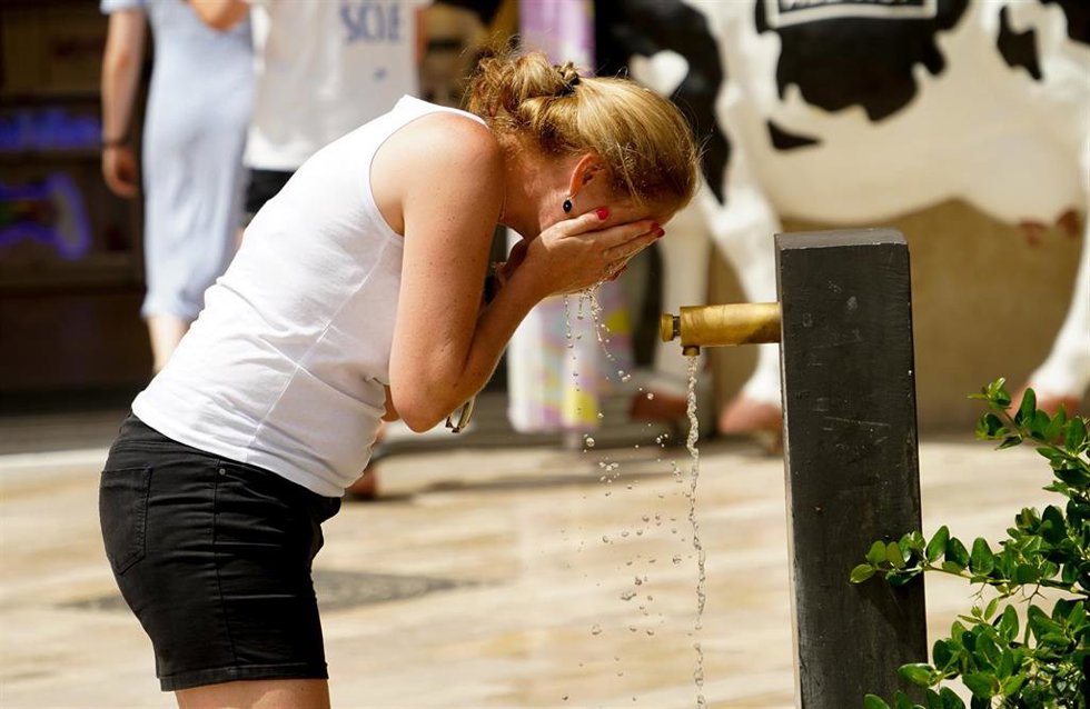Archivo - Una mujer se refresca en una fuente, a 10 de agosto de 2023, en Valencia, Comunidad Valenciana (España).
