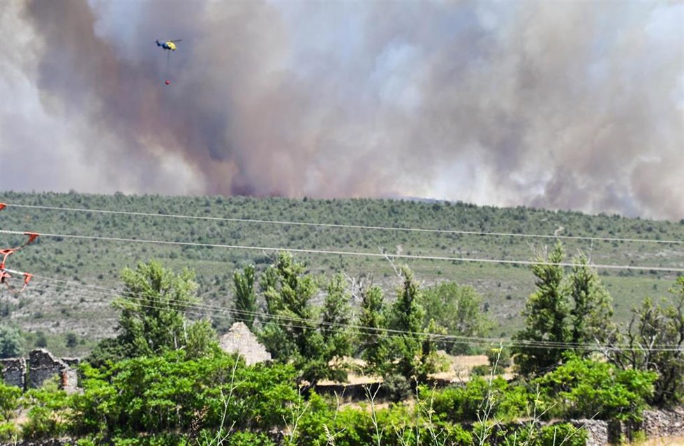 Una columna de humo se ve en la distancia, a 17 de julio de 2026, en La Mierla, Guadalajara, Castilla-La Mancha (España). La evolución del incendio declarado este jueves, 16 de julio, en la población guadalajareña de La Mierla ha provocado que el Gobierno
