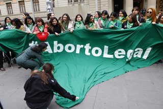 Santiago, 28 de septiembre de 2023.  En el marco del Dia de accion global por el aborto legal y seguro, organizaciones feministas y frentes feministas de los partidos del oficialismo llegan hasta el ex Congreso Nacional para realizar un