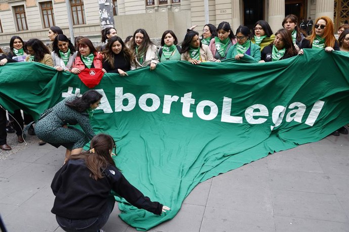 Santiago, 28 de septiembre de 2023.  En el marco del Dia de accion global por el aborto legal y seguro, organizaciones feministas y frentes feministas de los partidos del oficialismo llegan hasta el ex Congreso Nacional para realizar un