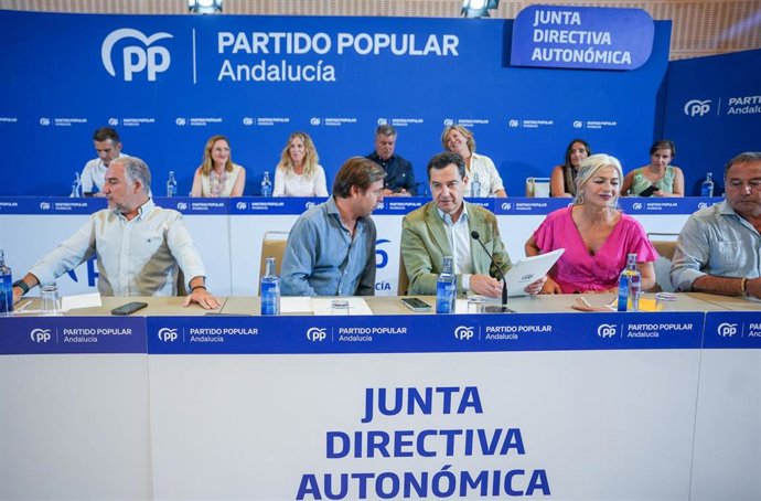 El presidente del PP-A, Juanma Moreno (c), junto al secretario general del PP-A, Antonio Repullo (i), a su llegada a la reunión de la Junta Directiva Autonómica del partido. A 22 de julio de 2026, en Sevilla (Andalucía, España). El presidente del PP-A, Ju